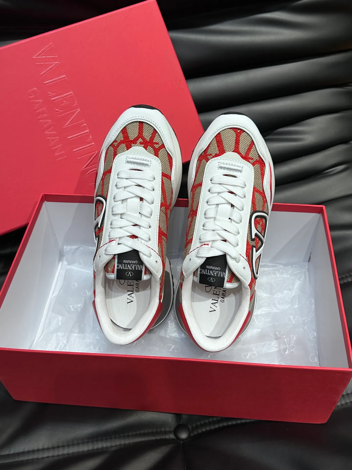 P540💰 Product trademark: VALENTINO "Valentino" Regular size: 38-44 [45 customized] Product materials: Warren men's casual sports shoes, made of multi-material splicing, calf leather stitched with suede cowhide, fabric mesh upper, fabric tongue decorated with brand badge, rubber rivet decorative details on the heel, rivet rubber outsole, non-slip, wear-resistant and shock-absorbing, pure cotton inner foot pad, comfortable and breathable, comes with original box packaging bag!